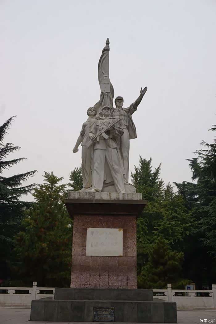 丛台公园是免费的,走进大门迎面就看到一尊非常有时代特征的工农兵