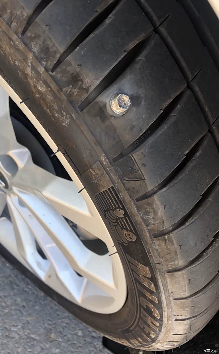 奥迪a4l2019款,扎胎了,求助