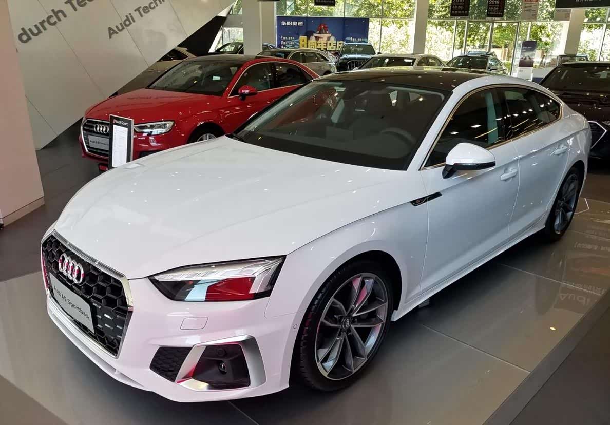 车尾造型方面,这台全新的奥迪a5车型采用了比较耐看的尾部造型