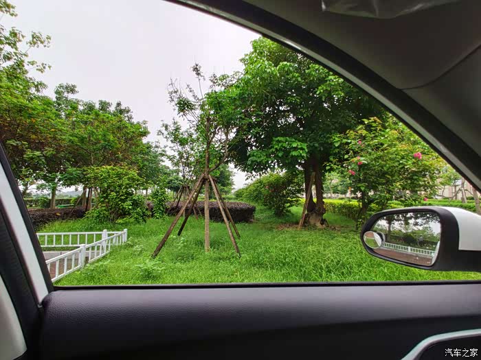 透过车窗,外面片生机勃勃,时候出去走走了.