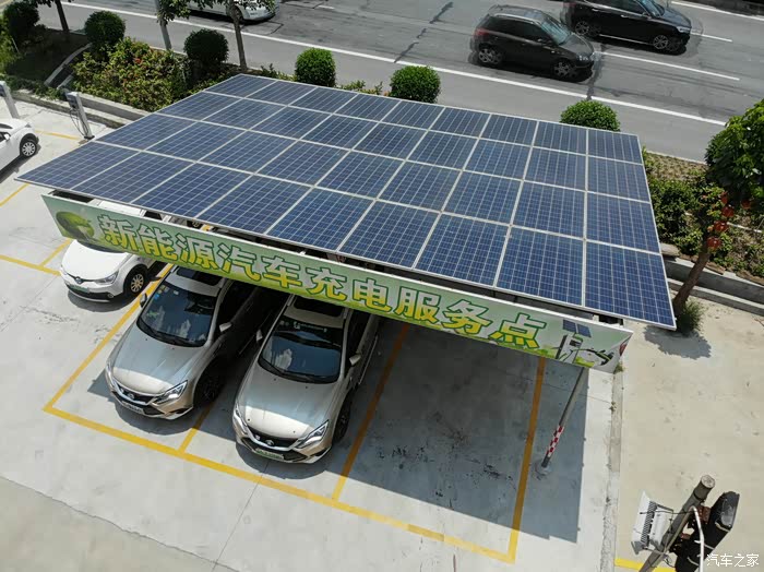 电能通过充电站的充电桩, 提供给新能源汽车,全程都是最干净的太阳能