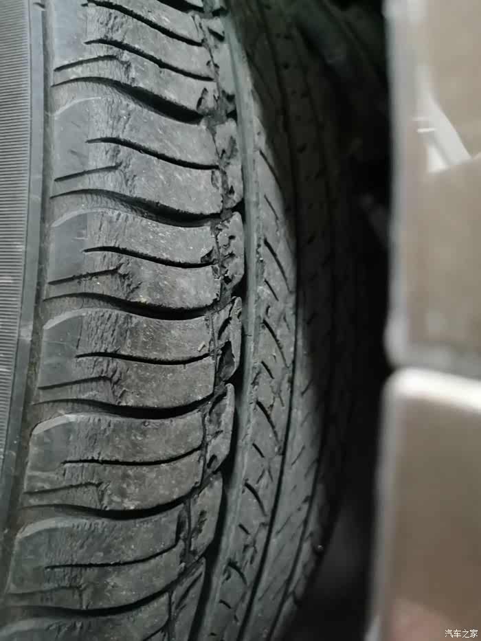轮胎起皮,米其林的 4万1km,怎么办啊!
