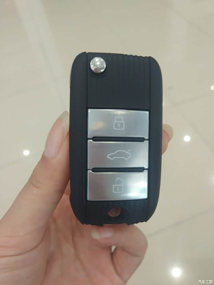 看,我们的车钥匙,比较简洁方,面有荣威的尊贵身份的红黑金三色图案