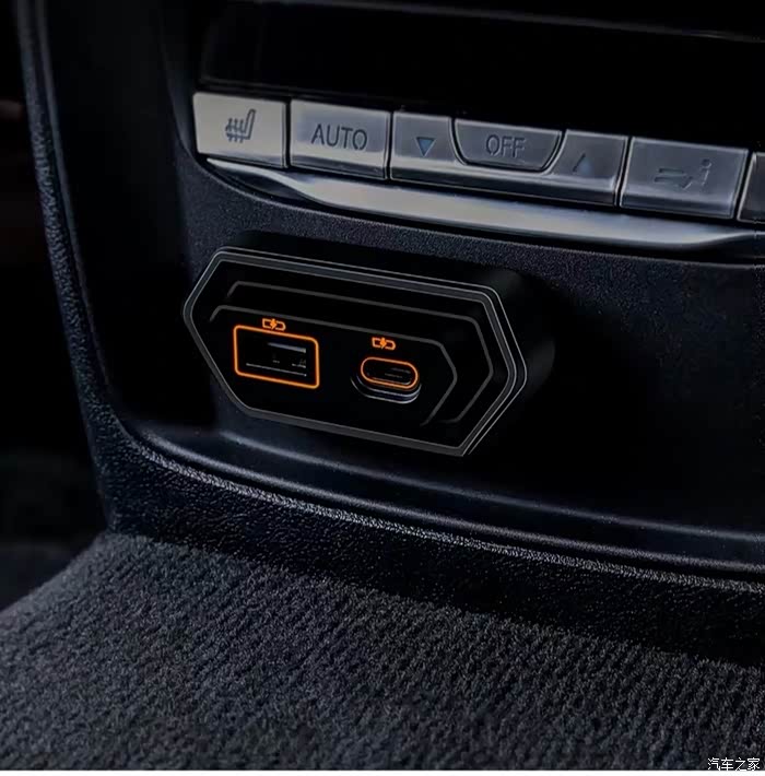 后排没有普通usb接口,建议安装这个玩意,方便美观很多