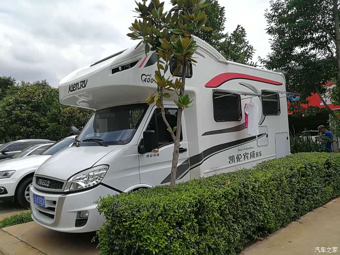 在洗车场见到辆房车,车窗晾着衣服,颇感兴趣,绕着看看