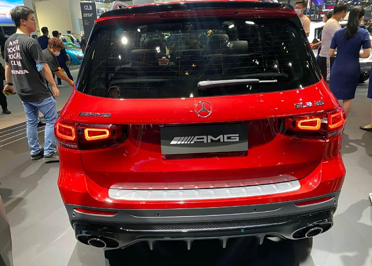 全新的奔驰amg,红色的外观看起来惹人爱.