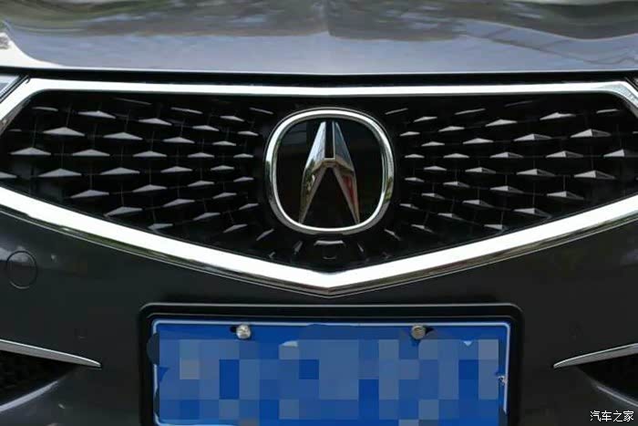 站在远处看,前脸放射性菱形闪闪发光,很大的视觉冲击,辨识度挺高