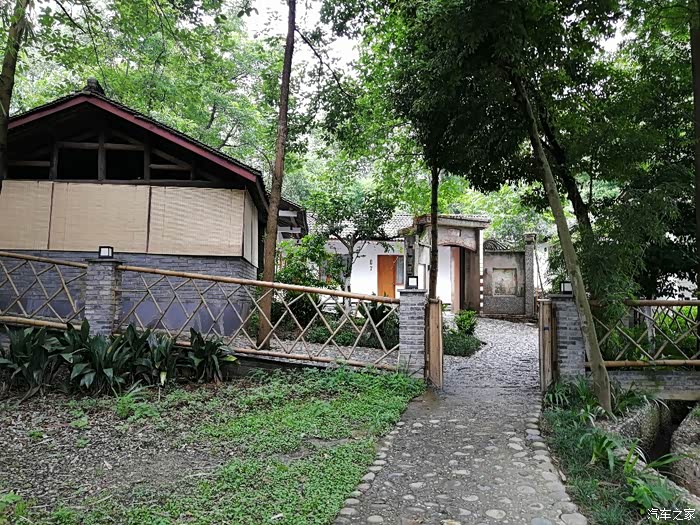 和车友一起游玩道明村