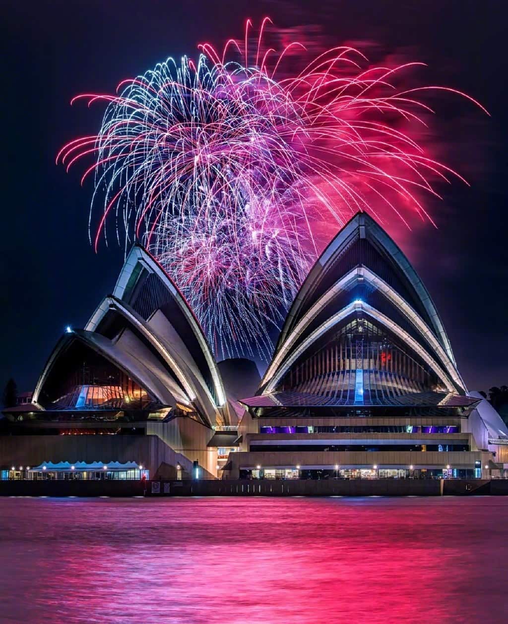 夜幕下的悉尼歌剧院很壮观