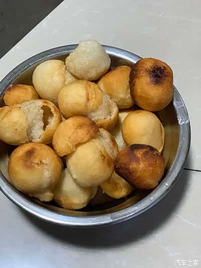 以前元宵节在老家母亲都会炸元宵果我们当习俗今年在老家没有农村