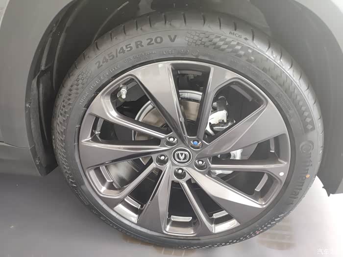 245/45 r20马牌轮胎,黑色铝合金轮毂很运动