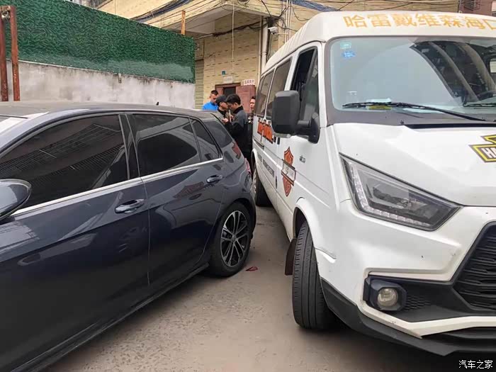 还被停好车情况下被怼屁股