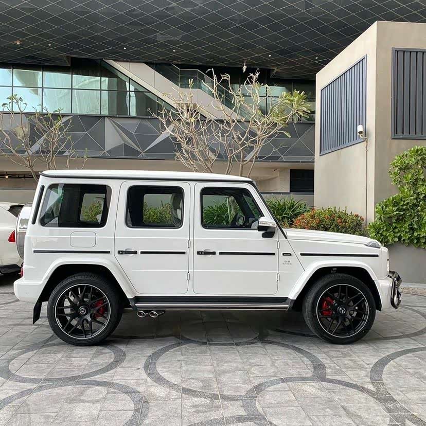 奔驰大g63,白色外观很大气,内部空间很大!