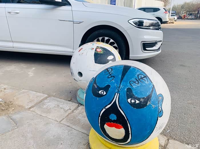 京剧脸谱的艺术,在石墩中展示出来,艺术的漂亮.