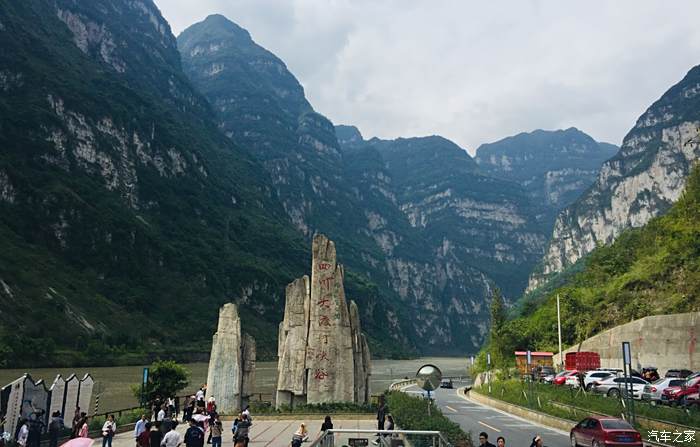 泥巴山垭口观景台图片