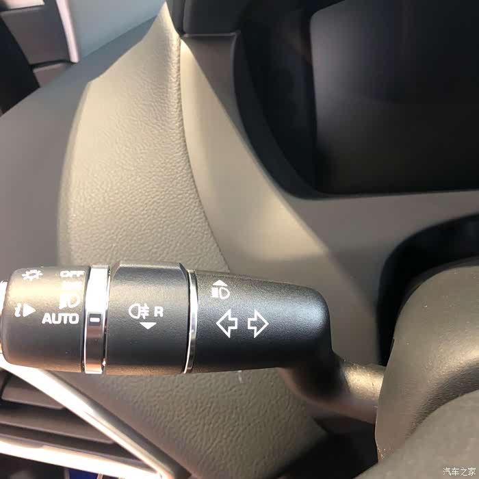 方向盘左侧灯光拨杆,可以控制灯光,转向灯,并且带有自动灯.