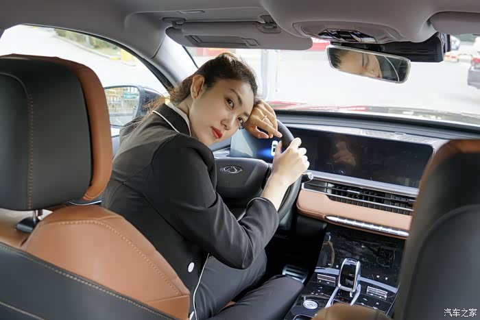 共享美好时光媳妇来当车模记录下与瑞虎8plus的甜蜜瞬间