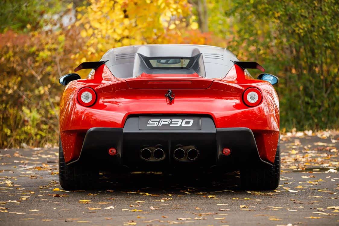 2012款法拉利s30是以599 gtb为基础打造的车型.