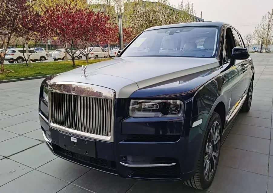 最新款劳斯莱斯库里南亮相!双色车身 星空车顶