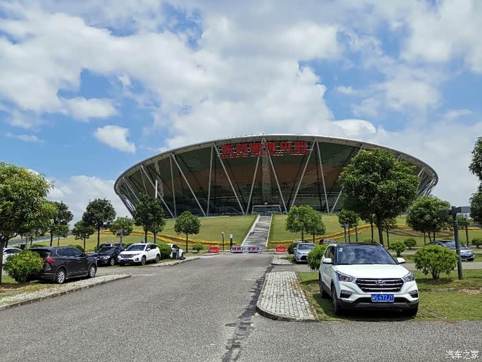 篮球场很近高速口,一下高速几分钟就到了!广东宏远主场