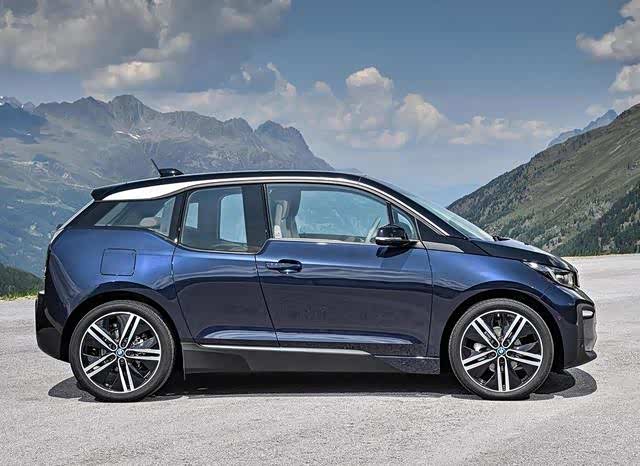 宝马i3车身圆润厚实看上去比较有气势