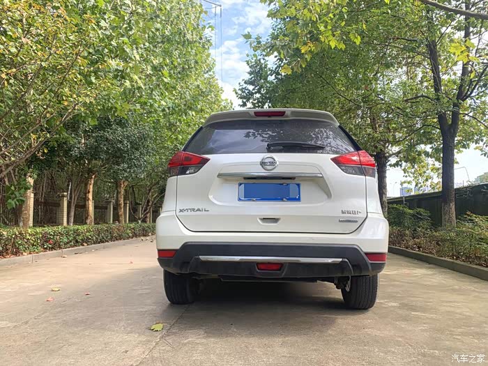 奇骏的车尾看起来四平八稳,尾灯经过了熏黑处理,看上去还有几分运动感