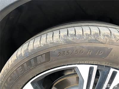 235-50-19的轮胎,轮胎挺宽的,跑起来比较的稳,抓地性也不错