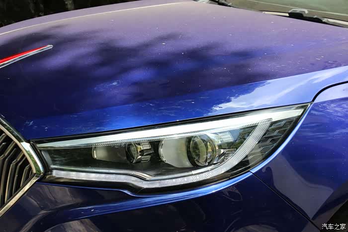 led光源的前大灯,穿透力不错在夜间的照射效果也非常的可观.