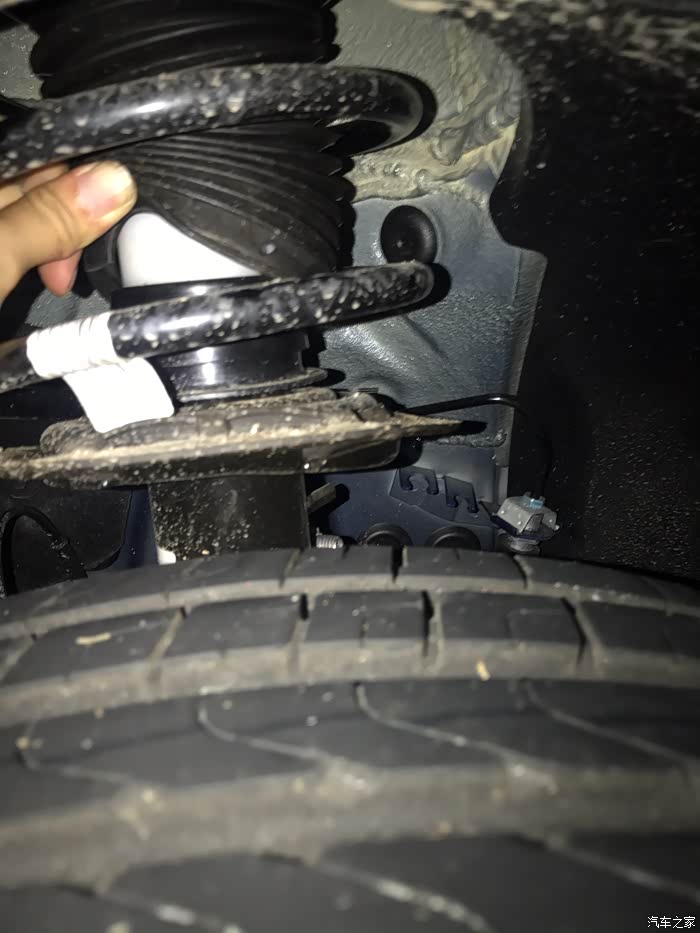 请问我的新车的减震限位块拿下来了没?