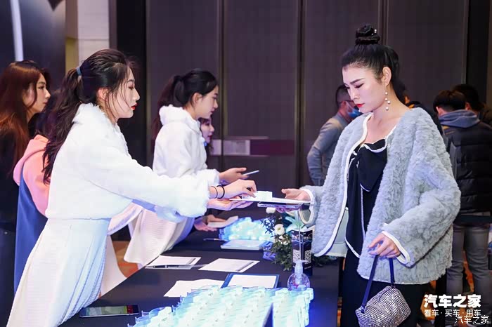 签到处礼仪小姐姐