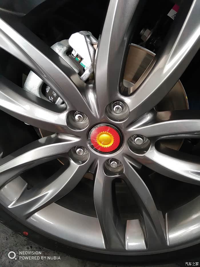 贵州兴义红旗h5换装金太阳轮毂标迈步走在社会主义幸福的大道上!