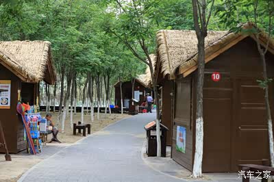 公园深处的食品一条街,我来的太早了,大部分商家还没有营业