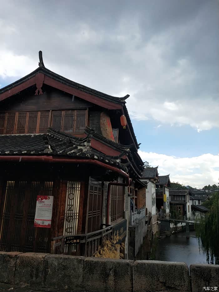 双古镇的休闲下午再遇心中的骚包红