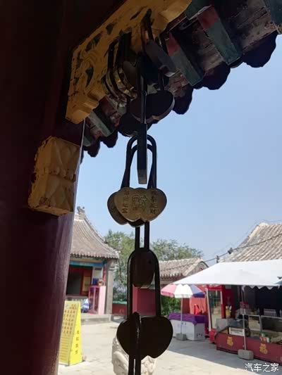 抱孩子爬景忠山并成功登顶