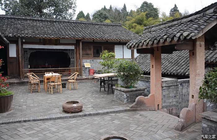 一层楼的瓦片房,经过了屋主的翻新和搭配,让这里保留着老民居的原汁