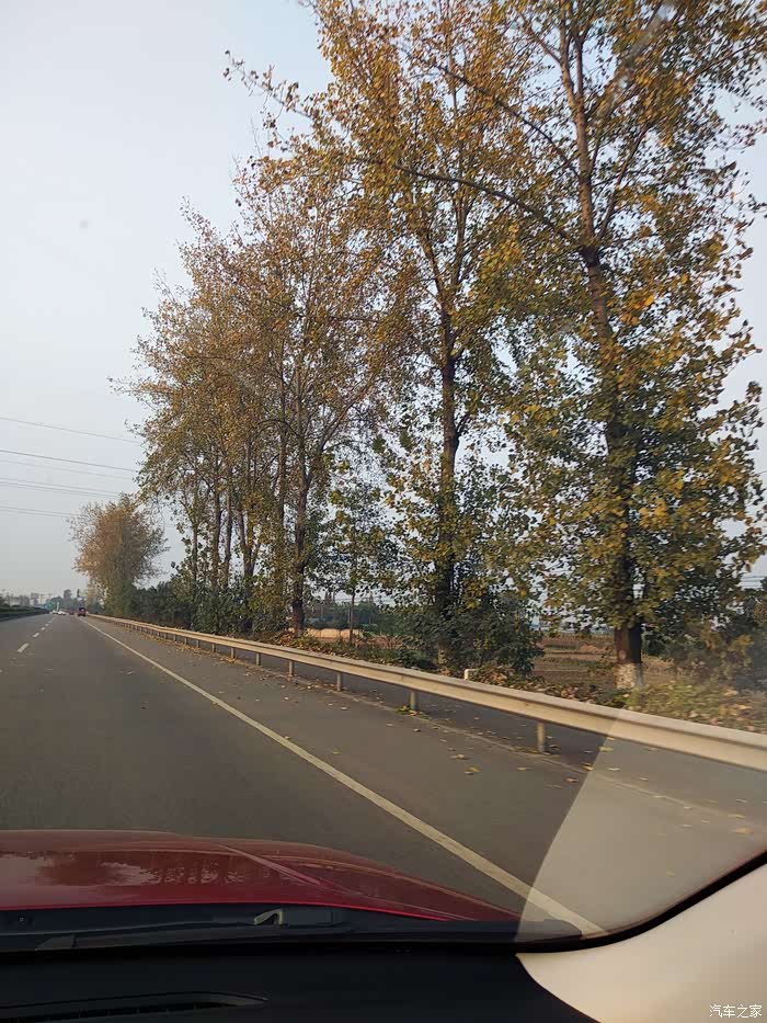 我们55的坐姿好,视线好,边开车边欣赏车外的景色,感觉很好.