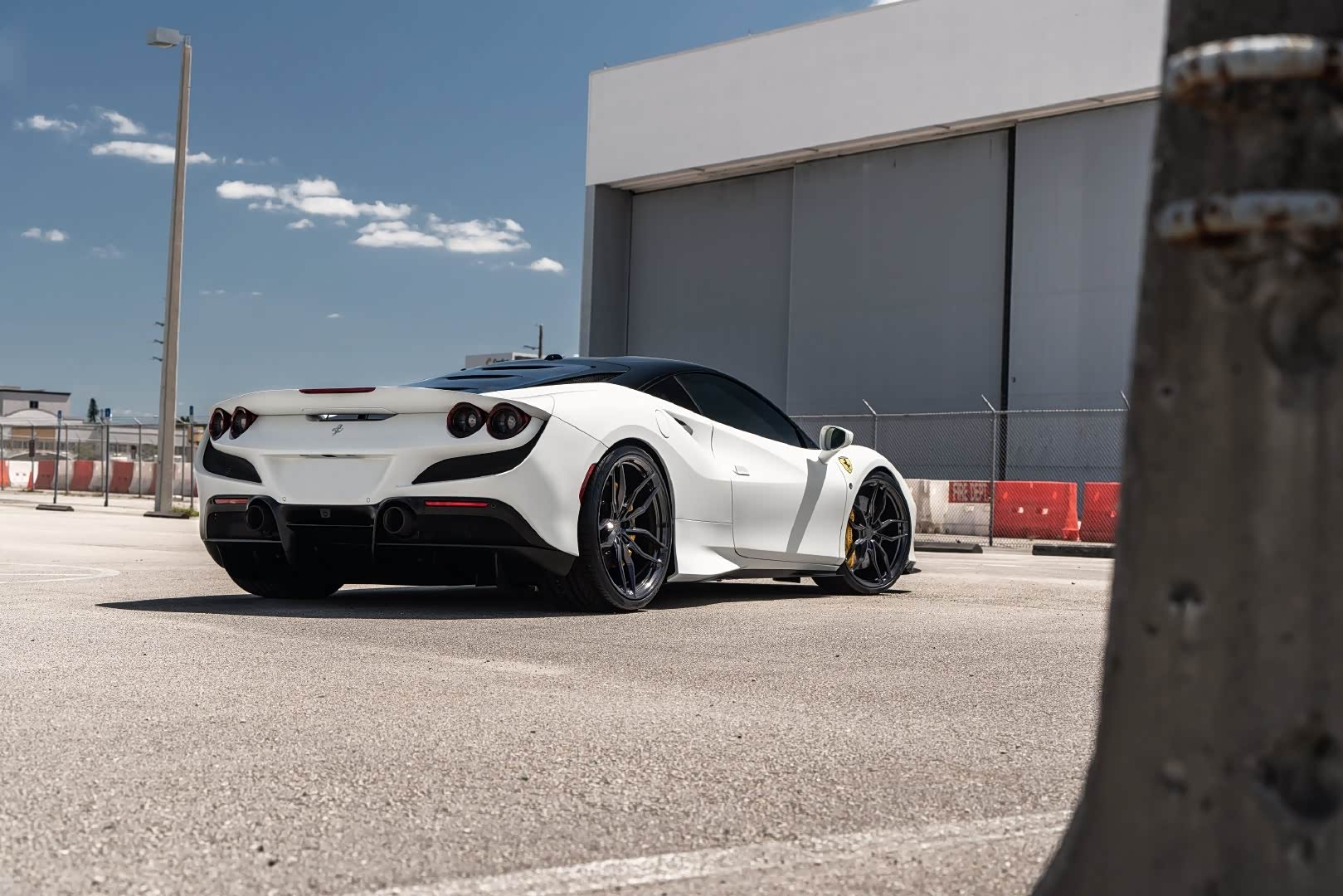 白色的法拉利f8更为优雅