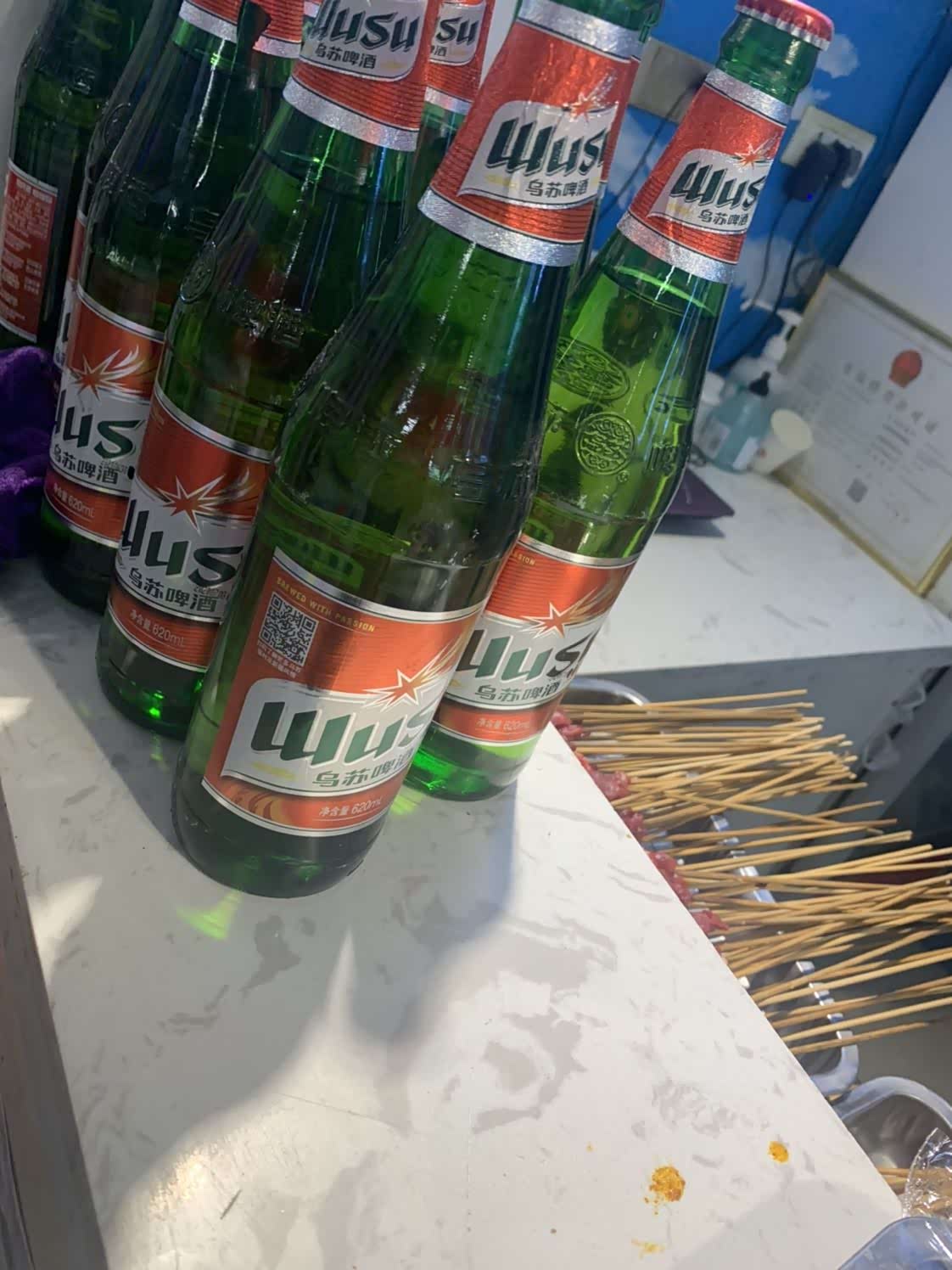 喝着啤酒吃着烧烤逛的夜市