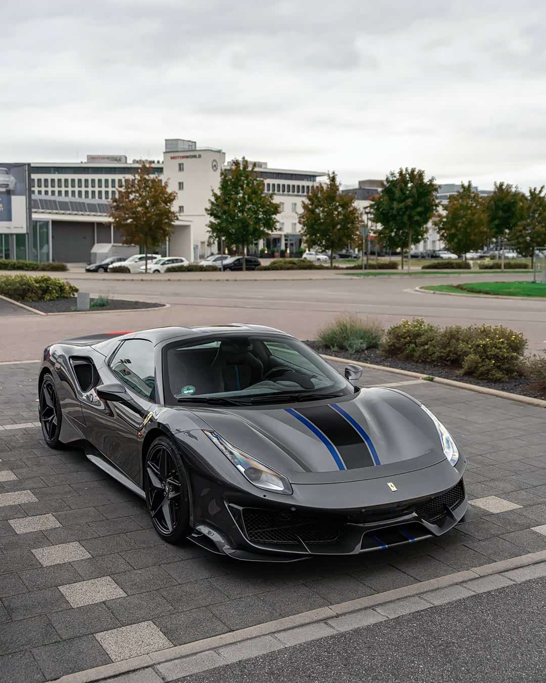 法拉利488车身颜色灰蓝双色条纹好漂亮