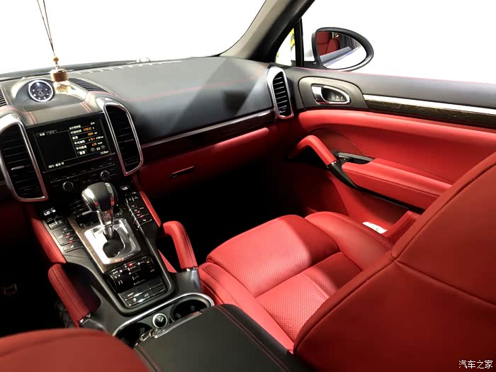 保时捷卡宴全车内饰升级案例-黑红搭配骚气十足