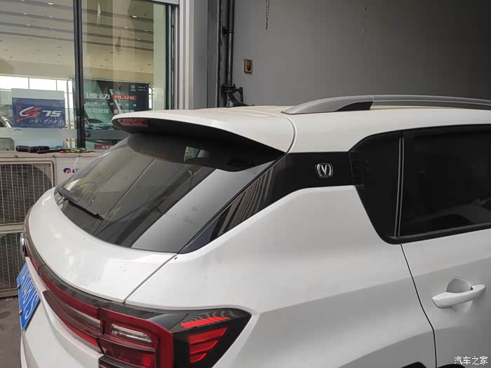 微微翘起的尾翼让这款suv有了一些运动轿车的样式