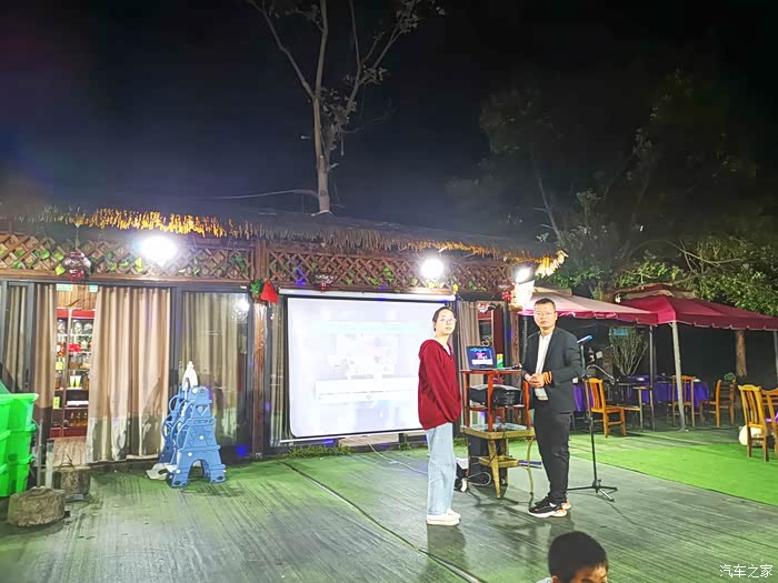 室外院落里还可以唱ktv,但我们俩中午只吃了点月饼和水果,肚子已经很