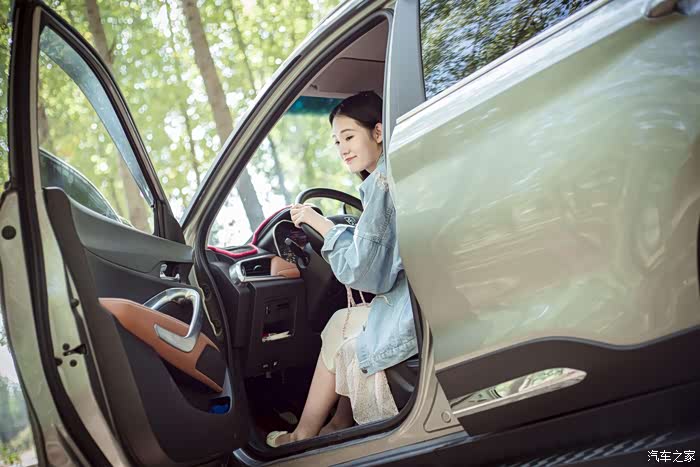 爱人与爱车可爱媳妇为宝骏510当车模