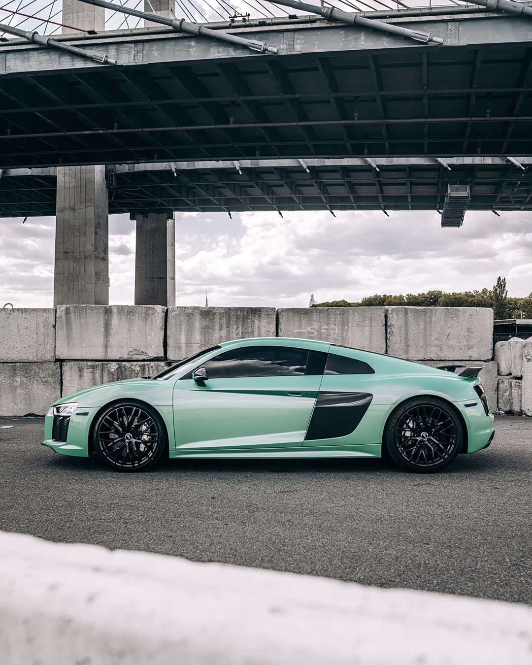 奥迪r8v10plus薄荷绿和这个夏天很配