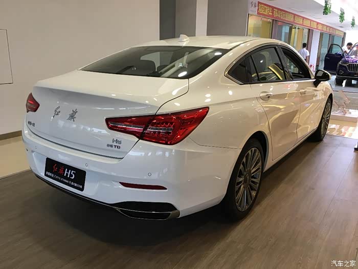 新款红旗h5增加了两款1.5t车型,白色的车身更加好看