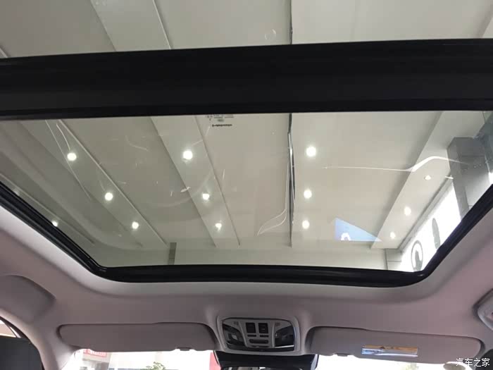 销售顾问跟我说 这个全景天窗 白天可以看蓝天白云 晚上可以看星星