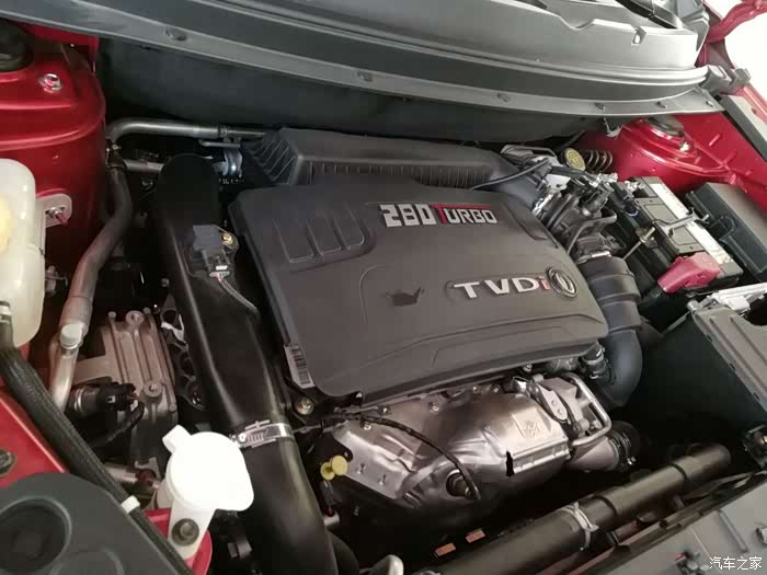 发动机舱布置很好,两侧都可以很清晰的观察发动机舱内的状态