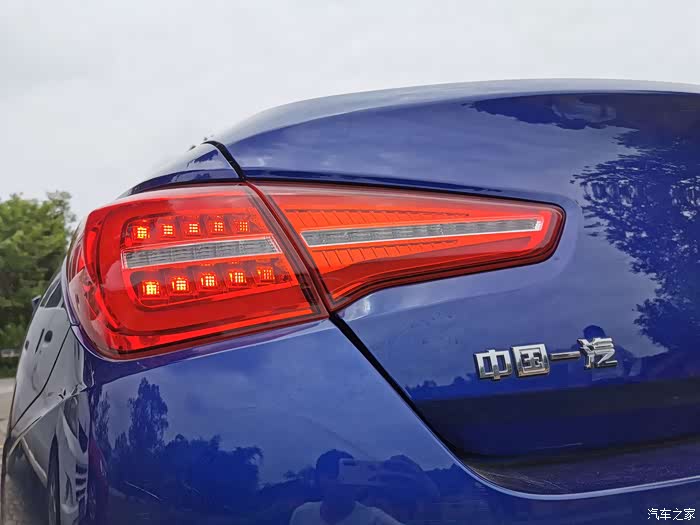 led的尾灯,造型不算很惊艳,但是发夹的样式搭配点阵式光源,也颇有特色