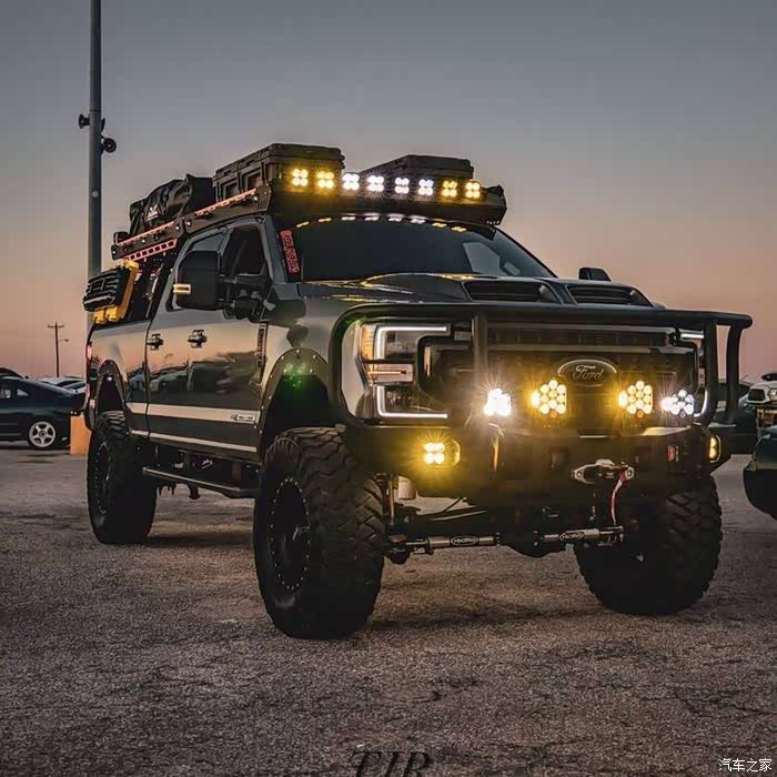 福特f250越野改装这车改的安全感巨足和个堡垒一样