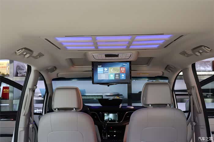 别克gl8改装案例:gl8扶手箱,gl8吸顶电视,gl8液晶控制面板